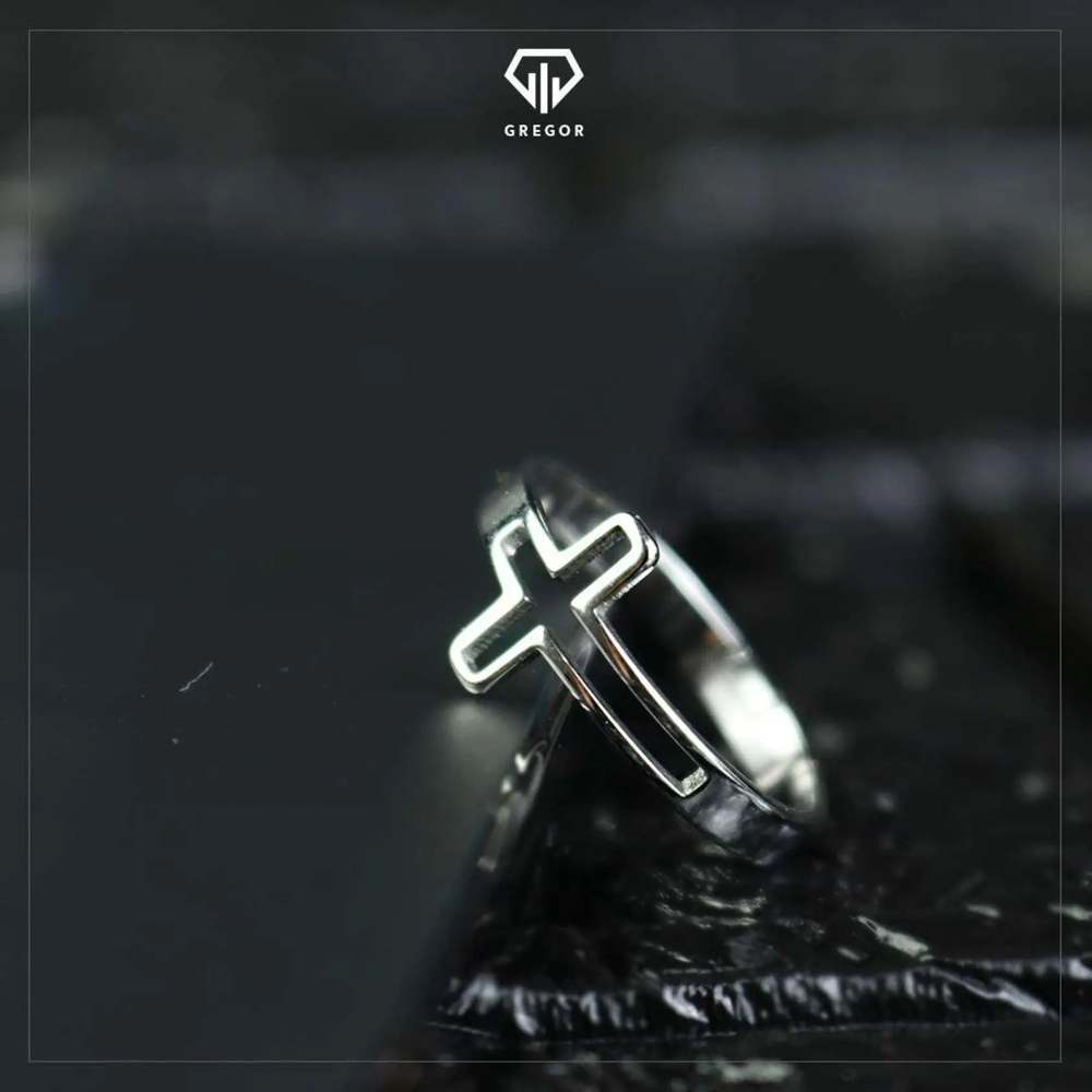 Anillo plateado con Cruz - Gregor Relojes y Accesorio Ecuador